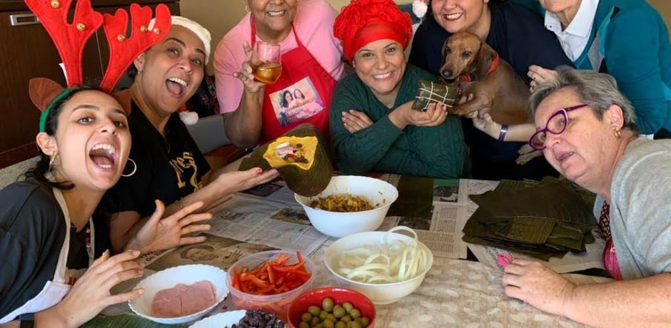 Vlnr:  Barbara&rsquo;s zus, moeder, oma van moeders kant, zus van moeder, Barbara met hond, opa van vaders kant en vaders zus